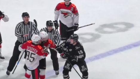 256 минут штрафа: «Омские ястребы» и «Белые Медведи» устроили массовую драку