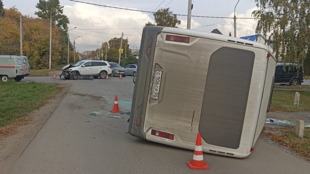 В ДТП с опрокидыванием маршрутки пострадали девять омичей