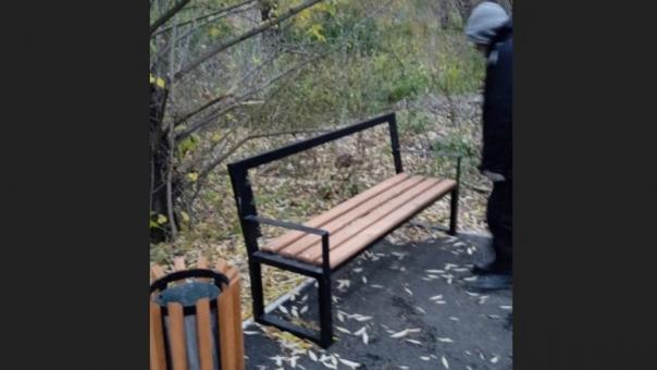 На Зеленом острове неизвестные омичи разобрали новые скамейки