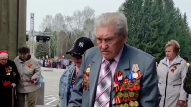Единственный ветеран из Бердска Иван Митяшин возложил цветы к Вечному огню