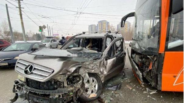 Появилось видео из автобуса, в который врезался автомобиль Mercedes