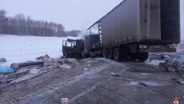 В сети появилось видео последствий столкновения фуры и ГАЗели на омской трассе