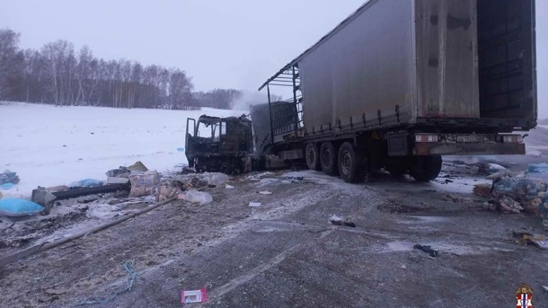 В сети появилось видео последствий столкновения фуры и ГАЗели на омской трассе