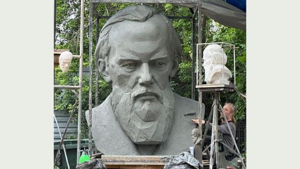 Омичам показали памятник, который появится у ОмГУ имени Ф. М. Достоевского