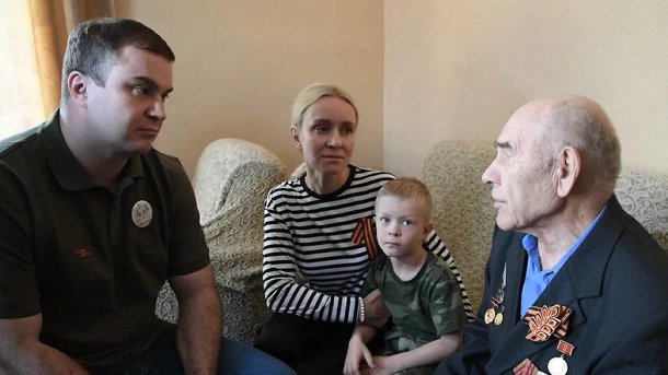 Виталий Хоценко с семьёй навестил омских ветеранов