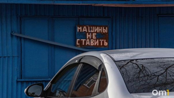Большинство водителей в Омске не знают, как проезжать круговой перекрёсток