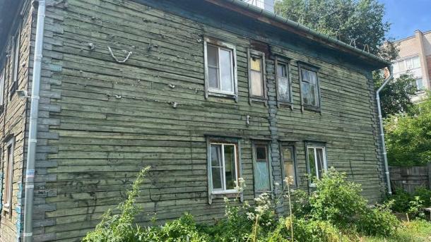 Угроза обрушения: суд обязал омскую администрацию срочно расселить жильцов опасного дома