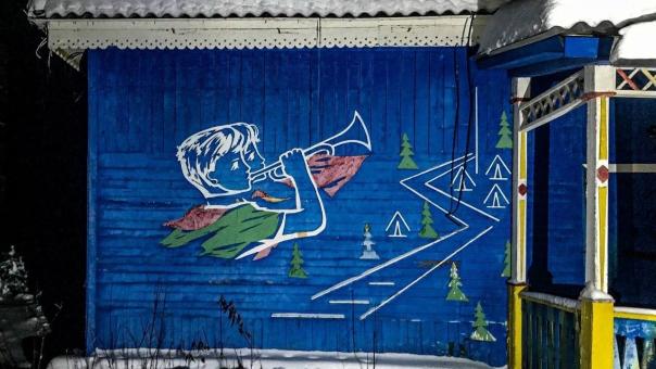 «Скрип, стук – было жутко»: омич поделился кадрами заброшенного лагеря в Чернолучье