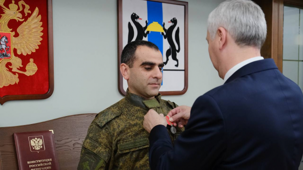 Герою СВО вручил медаль Суворова губернатор Новосибирской области
