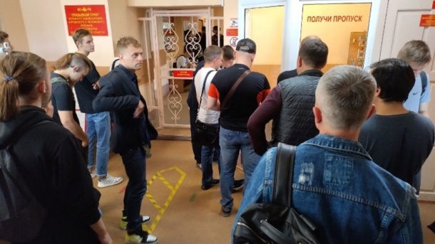 Новосибирцы у военкоматов рассказали о мобилизации на спецоперацию