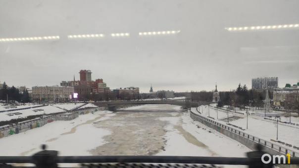 Из-за оттепели на Омке начал подтаивать лёд