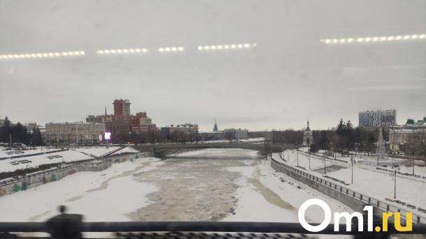 Из-за оттепели на Омке начал подтаивать лёд