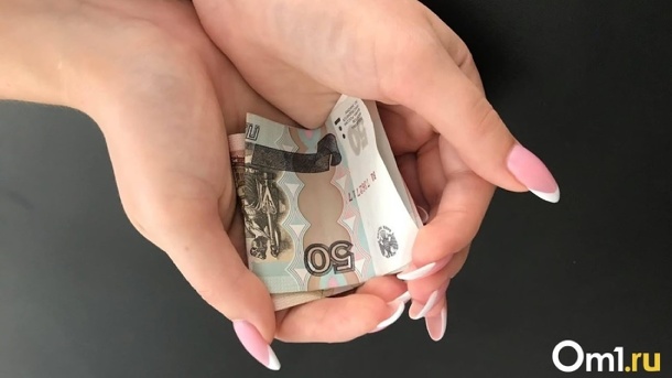 Мужчины рассказали, сколько потратили на подарки коллегам к 8 марта в Омске