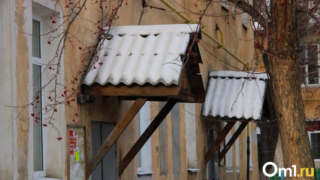 Повсюду тазы и капель: омичи пожаловались на текущую крышу и оголённые провода в доме на Солнечной