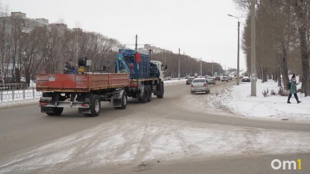 На федеральной трассе Омск – Новосибирск нашли тело дальнобойщика с ножом в груди