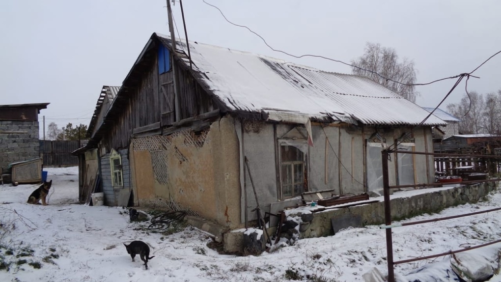 Стены и потолок могут рухнуть: мать мобилизованного новосибирца живёт в опасном доме