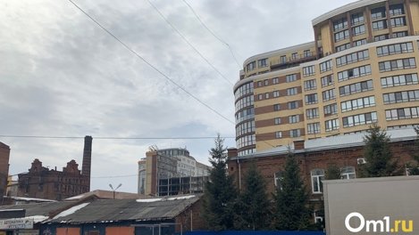 Жители элитной высотки в центре Омска, где треснула колонна, возвращаются в свои квартиры
