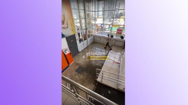 В Новосибирском РТЦ «Район» из-за сильного ливня прорвало крышу