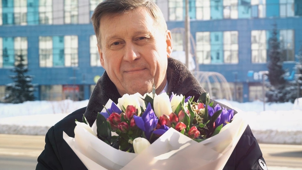 Мэр Анатолий Локоть поздравил с 8 Марта новосибирских женщин