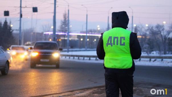 Омич облил бензином одежду сотрудника ДПС и угрожал поджечь его