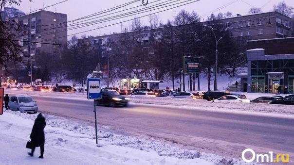 Из-за уборки снега омичи встали в огромную пробку на 10 лет Октября