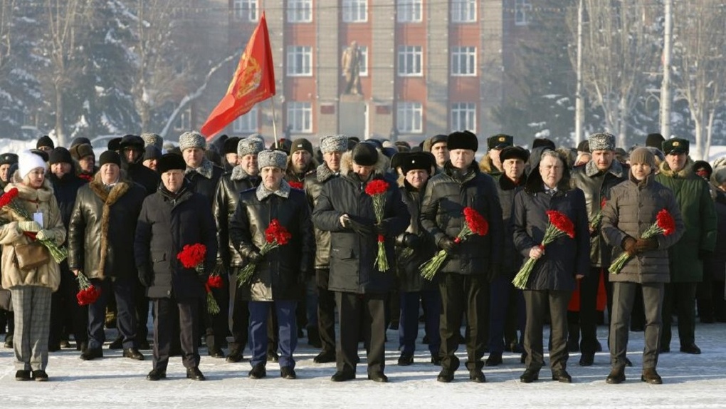 Спикер новосибирского парламента Андрей Шимкив возложил цветы в день 80-летия победы под Сталинградом