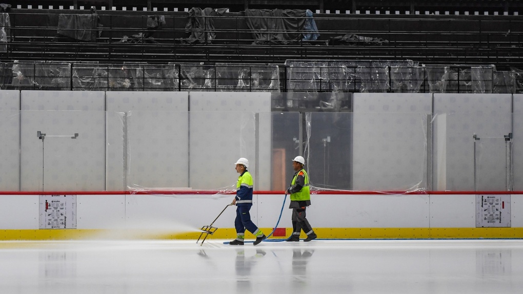 На новой хоккейной арене в Омске появился тестовый лёд