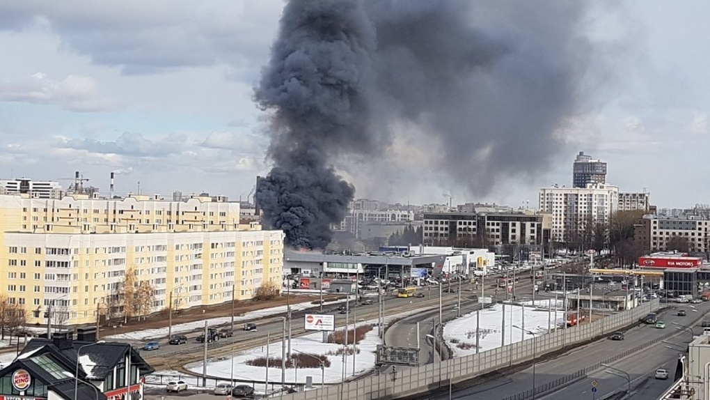 Еще один крупный пожар: в Санкт-Петербурге горит автосалон