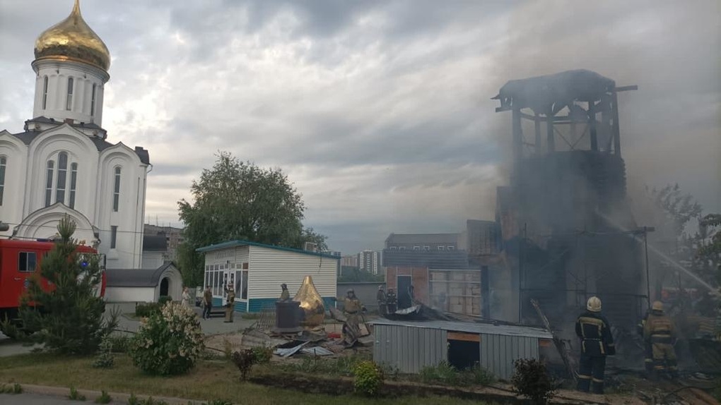 Здание охватил огонь: часовня сгорела в Кировском районе Новосибирска