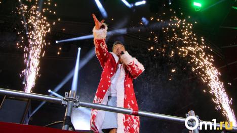 Разбитая гитара и новогодние подарки: как прошёл грандиозный концерт трёх звёзд в Омске в День города