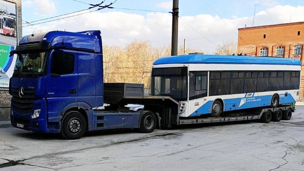 В Новосибирск поставили первый троллейбус с автономным ходом из новой партии