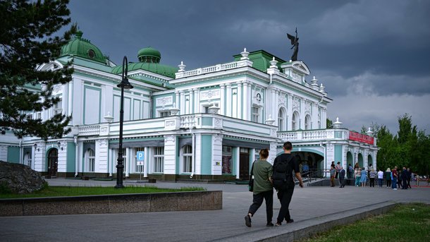 «Очень высокий класс режиссуры». В омских театрах стартовал фестиваль «Золотая маска»