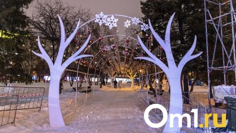 В Новосибирске на улице Ленина установили ажурные ворота