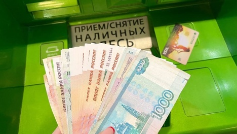 Омичи могут получить зарплату в мае досрочно