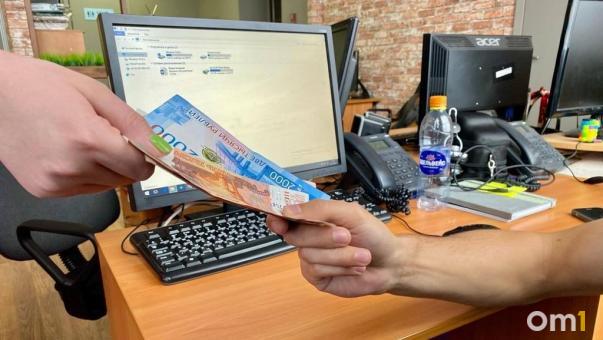 Мошенник сам перевёл омичу 220 тысяч рублей