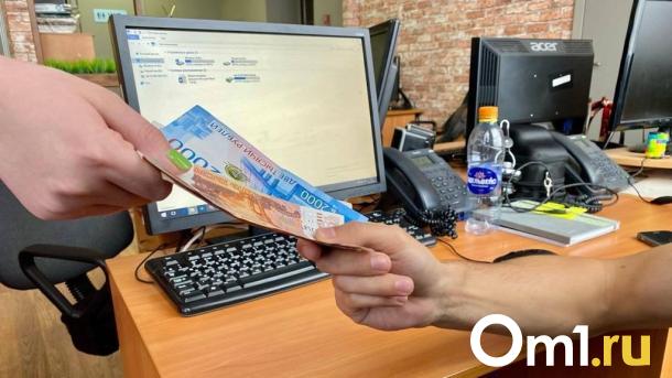 Мошенник сам перевёл омичу 220 тысяч рублей