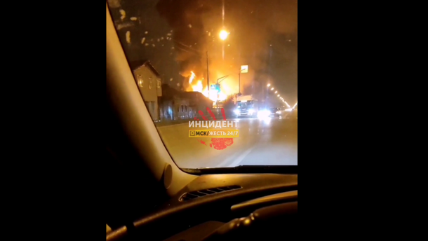 В центре Омска пожар уничтожил дом — ВИДЕО