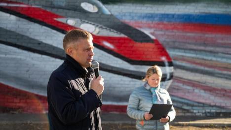 На территории ОмГУПСа появилось большое изображение локомотива