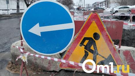 На Машиностроительной в Омске разворотило асфальт: уже есть авария