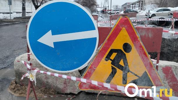 На Машиностроительной в Омске разворотило асфальт: уже есть авария