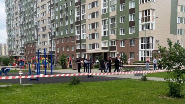 В Омске школьница погибла, занимаясь на турнике во дворе дома