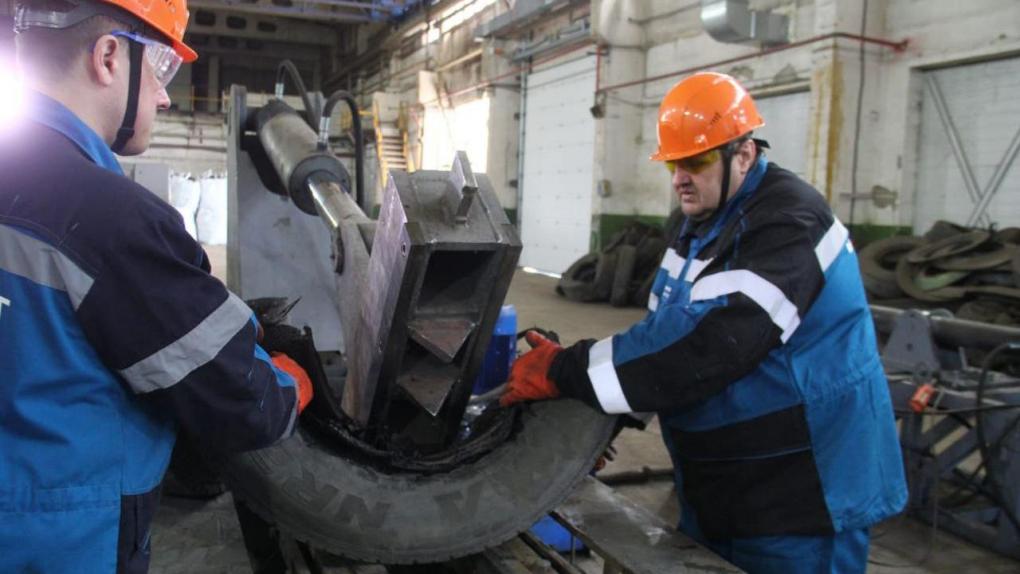 Сергей Шелест показал, как в Омске перерабатывают старые шины