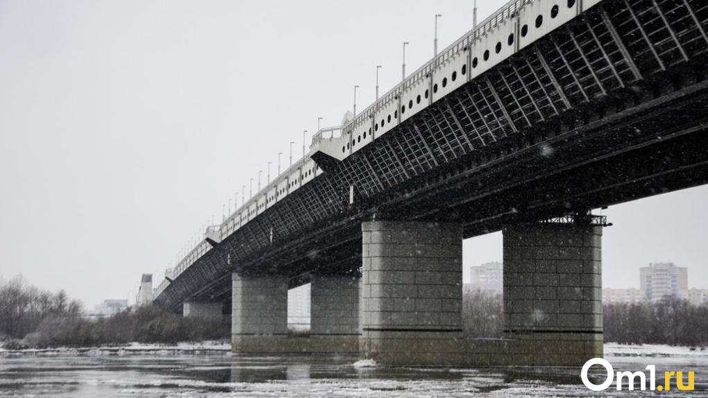 На опасном съезде с омского метромоста устанавливают пять светофоров