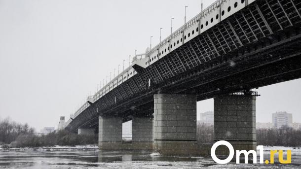 На опасном съезде с омского метромоста устанавливают пять светофоров