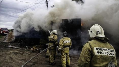 Появились кадры тушения горевшего вагона-бытовки в Омской области