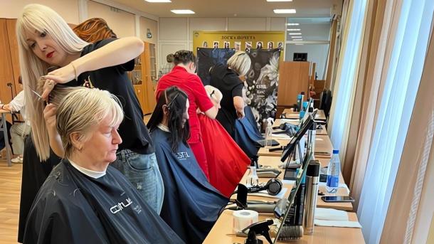 Пожилые омичи получили бесплатные услуги стилистов