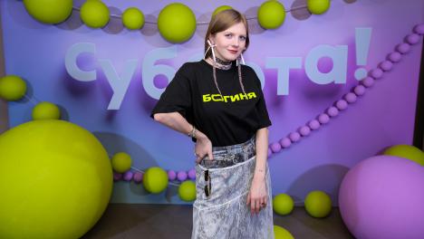 Цвет electric blue, кружево, «цепные шапочки»: Вика Чума рассказала омичам о модных трендах сезона
