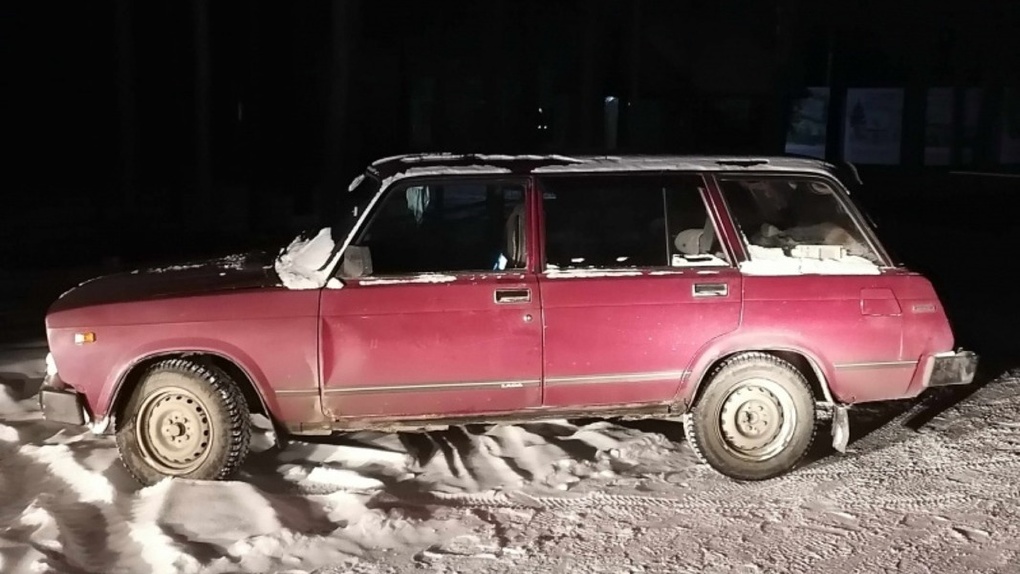 В Омской области мужчинам не продали спиртное, после чего те решили угнать и обокрасть автомобиль