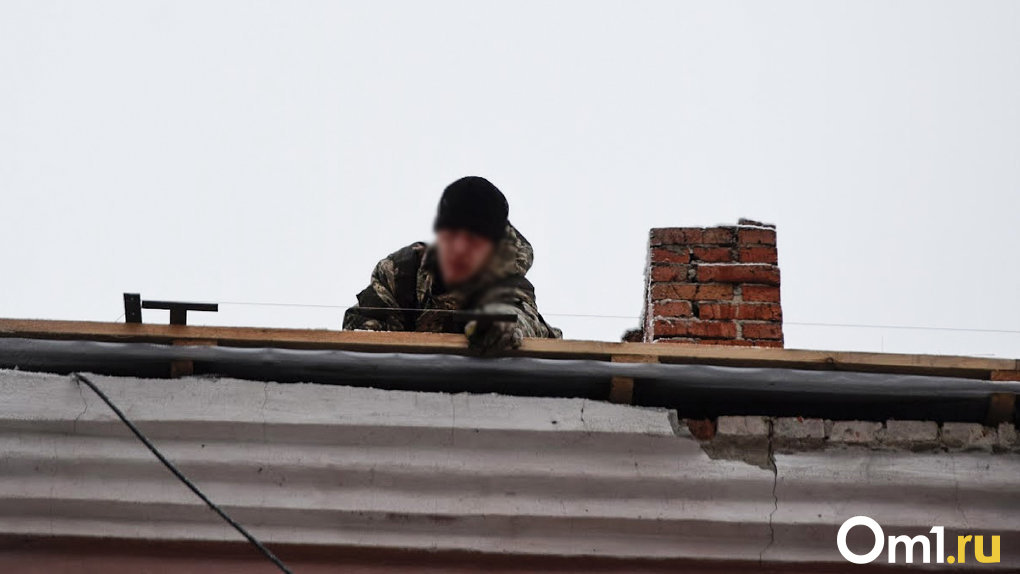В Омске молодой строитель сорвался с крыши