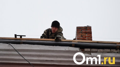 В Омске молодой строитель сорвался с крыши